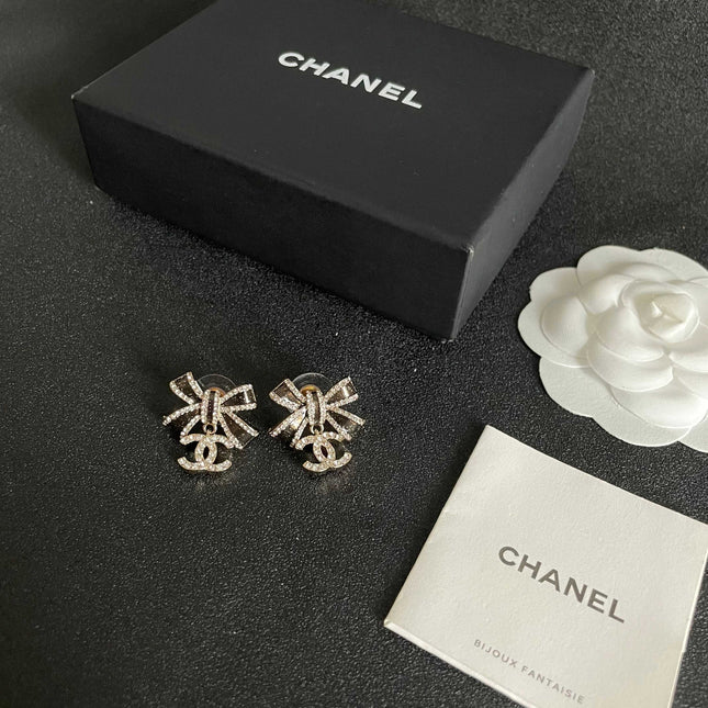 CHANEL 26S DOUBLE C LOGO CRYSTAL BOW DROP EARRINGS IN GOLD METAL 629981