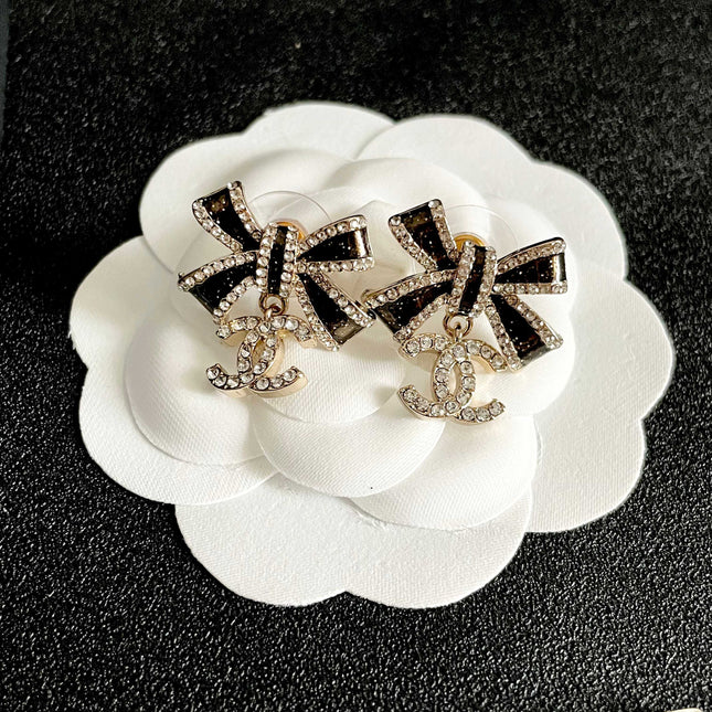 CHANEL 26S DOUBLE C LOGO CRYSTAL BOW DROP EARRINGS IN GOLD METAL 629981