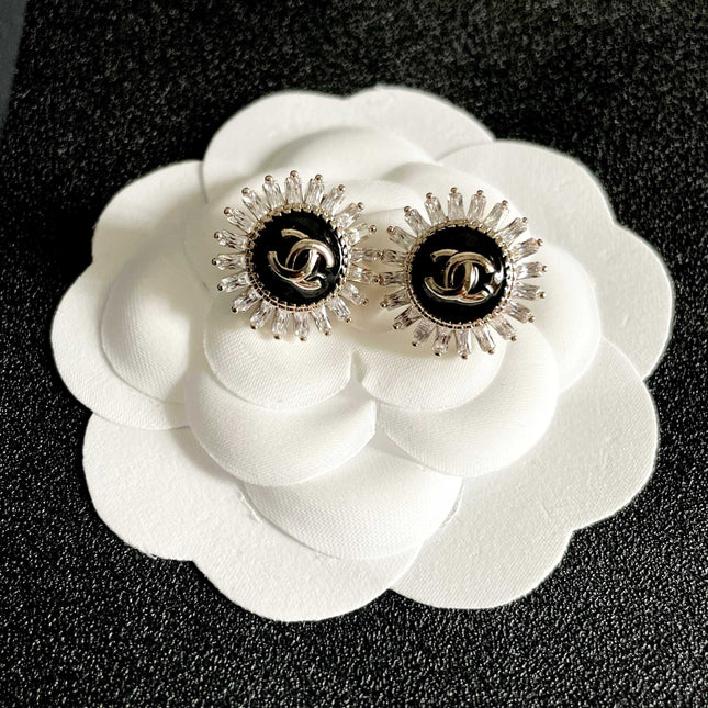 CHANEL 26S DOUBLE C LOGO BLACK ENAMEL & CRYSTAL SUNBURST STUD EARRINGS IN GOLD METAL 629989