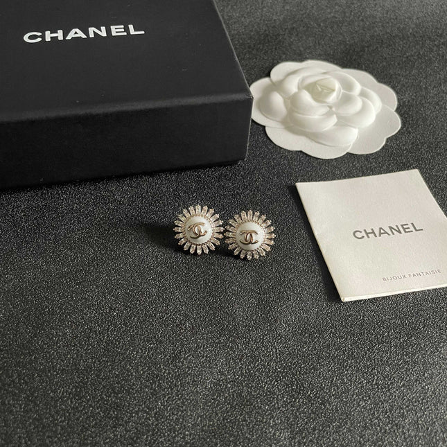 CHANEL 26S DOUBLE C LOGO CRYSTAL SUNBURST STUD EARRINGS IN GOLD METAL 629990