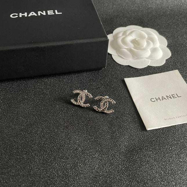 CHANEL 26S DOUBLE C LOGO CRYSTAL STUD EARRINGS IN SILVER METAL 629993
