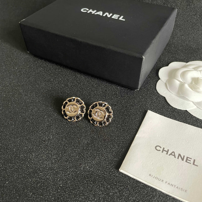 CHANEL 26S DOUBLE C LOGO BLACK ENAMEL FLORAL STUD EARRINGS IN GOLD METAL 629992