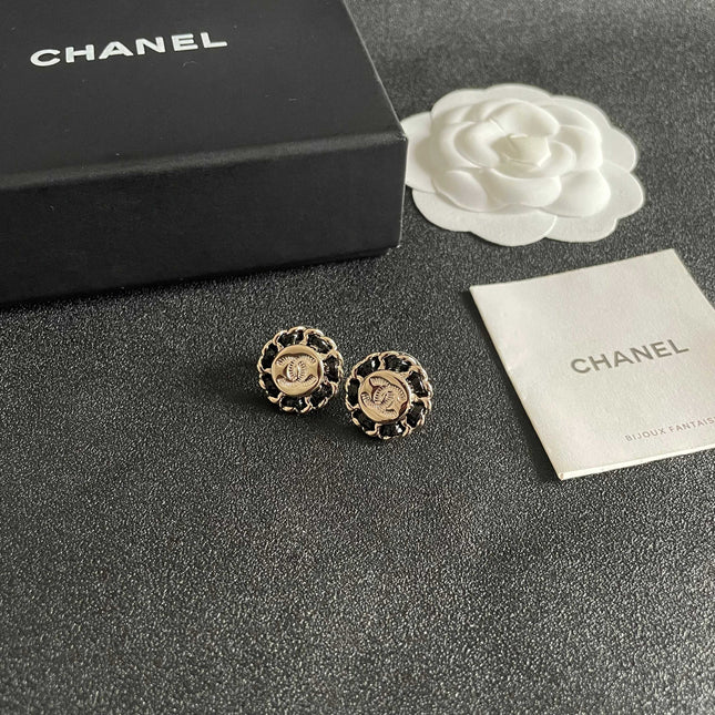 CHANEL 26S DOUBLE C LOGO BLACK ENAMEL FLORAL STUD EARRINGS IN GOLD METAL 629992
