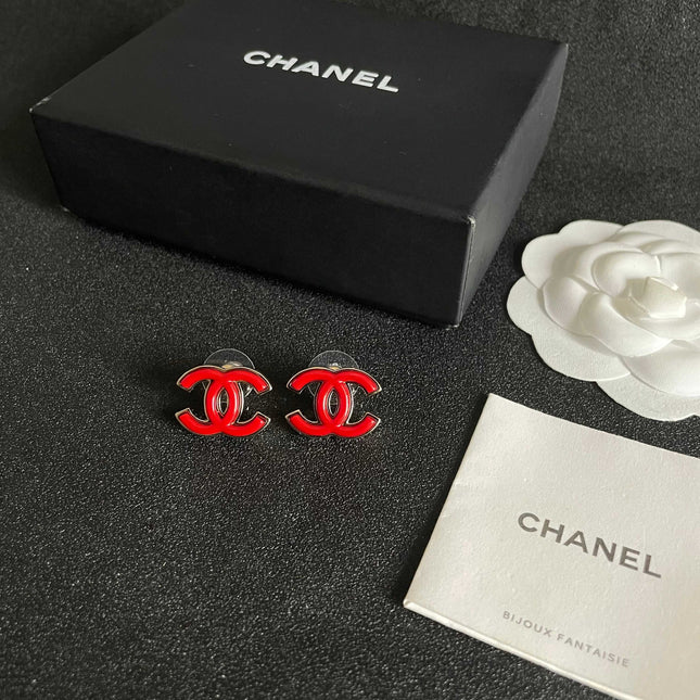 CHANEL 26S DOUBLE C LOGO RED ENAMEL STUD EARRINGS IN GOLD METAL 629991
