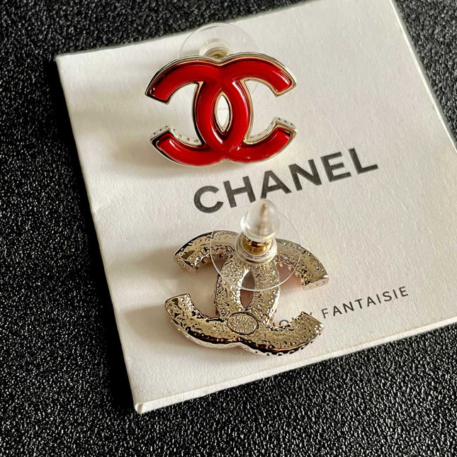 CHANEL 26S DOUBLE C LOGO RED ENAMEL STUD EARRINGS IN GOLD METAL 629991