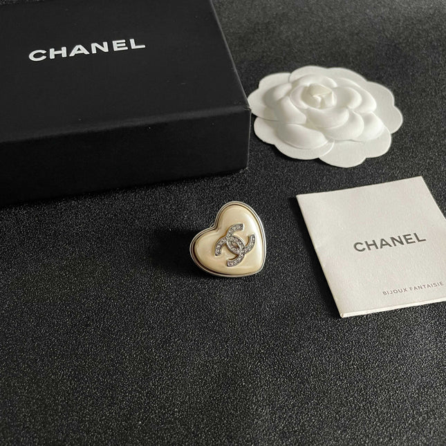 CHANEL 26S DOUBLE C LOGO CRYSTAL HEART BROOCH IN GOLD METAL 629994