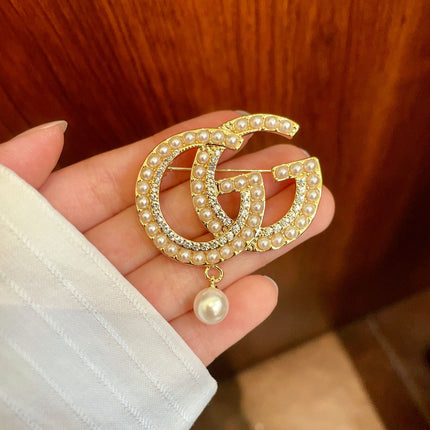 GUCCI 26S DOUBLE G LOGO PEARL CRYSTAL DROP STATEMENT BROOCH IN GOLD TONE METAL 629996