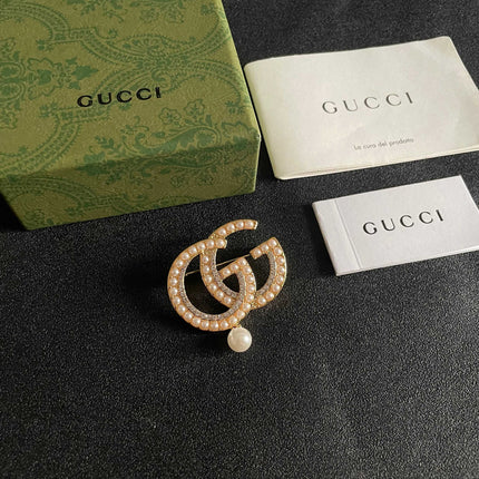 GUCCI 26S DOUBLE G LOGO PEARL CRYSTAL DROP STATEMENT BROOCH IN GOLD TONE METAL 629996