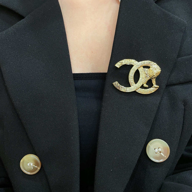 CHANEL 26S DOUBLE C LOGO LION EMBLEM BROOCH IN GOLD METAL 629997
