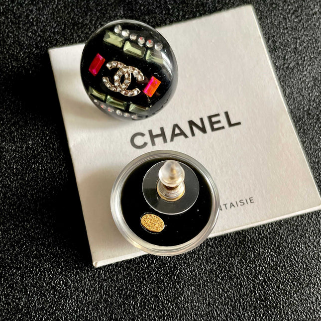 CHANEL 26S DOUBLE C LOGO MULTICOLOR CRYSTAL DOME STUD EARRINGS IN BLACK ENAMEL & GOLD METAL 630064