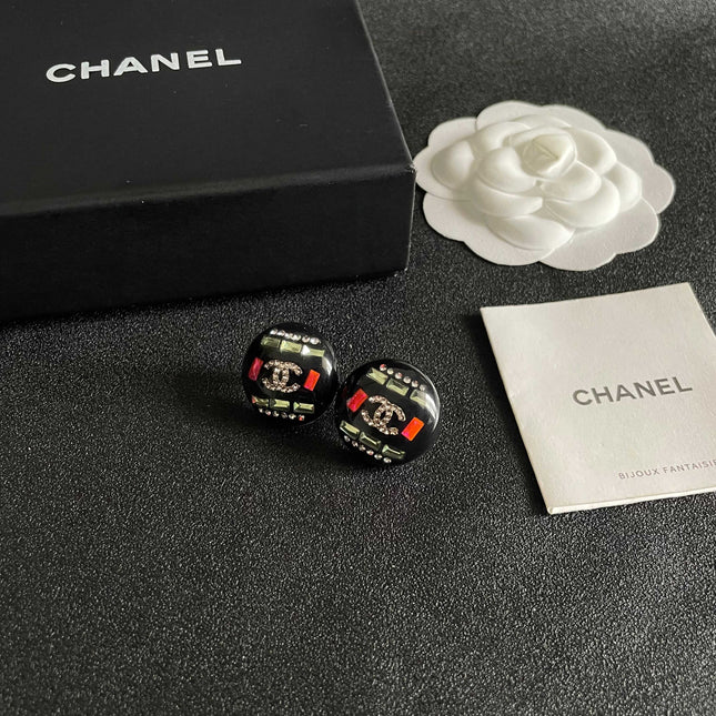 CHANEL 26S DOUBLE C LOGO MULTICOLOR CRYSTAL DOME STUD EARRINGS IN BLACK ENAMEL & GOLD METAL 630064