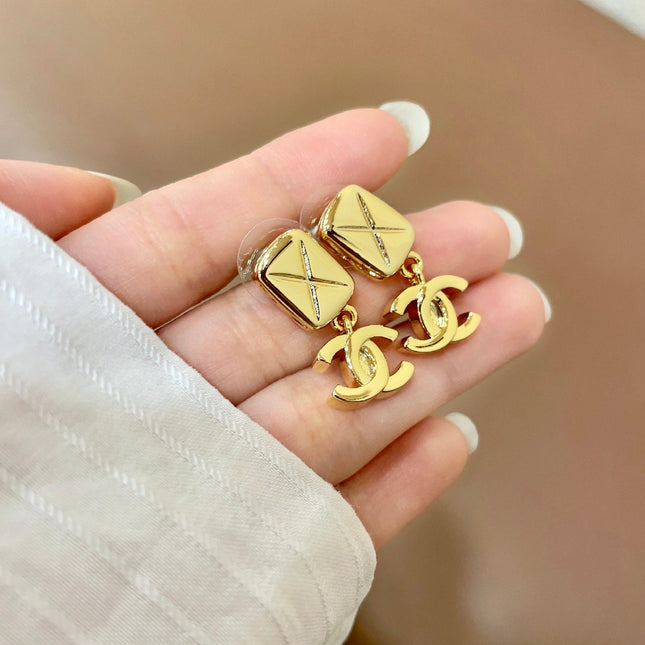 CHANEL 26S DOUBLE C LOGO QUILTED RECTANGULAR DROP EARRINGS IN GOLD METAL 630070