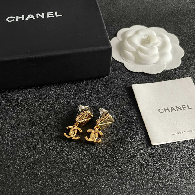 CHANEL 26S DOUBLE C LOGO QUILTED RECTANGULAR DROP EARRINGS IN GOLD METAL 630070