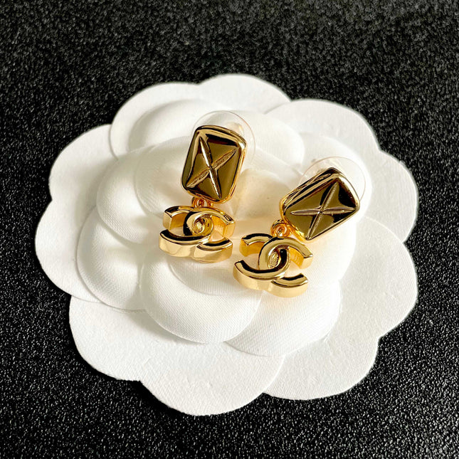 CHANEL 26S DOUBLE C LOGO QUILTED RECTANGULAR DROP EARRINGS IN GOLD METAL 630070