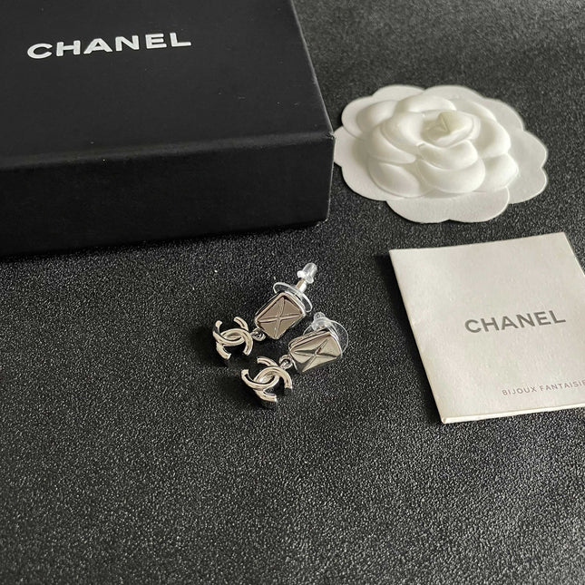 CHANEL 26S DOUBLE C LOGO QUILTED RECTANGULAR DROP EARRINGS IN SILVER METAL 630071