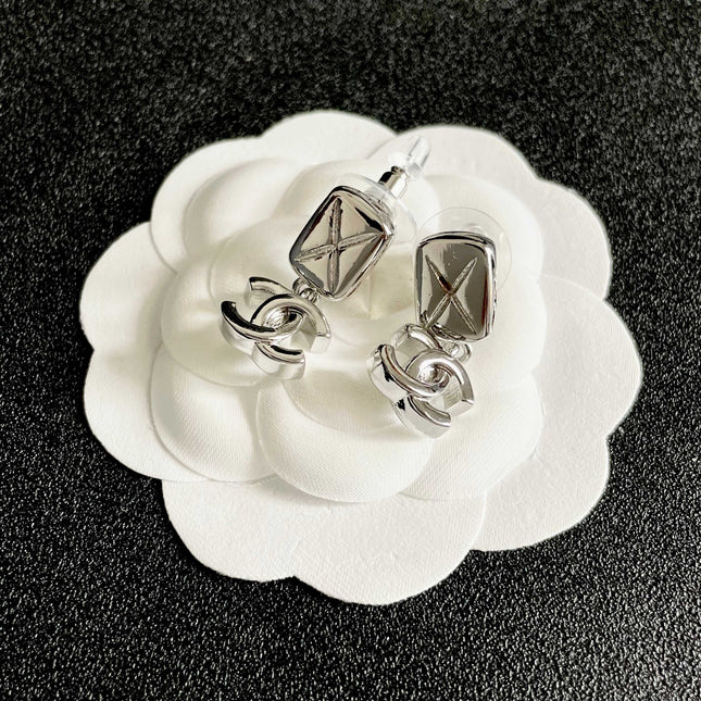 CHANEL 26S DOUBLE C LOGO QUILTED RECTANGULAR DROP EARRINGS IN SILVER METAL 630071