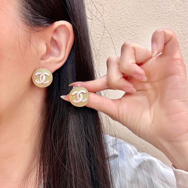 CHANEL 26S DOUBLE C LOGO WHITE ENAMEL TEXTURED ROUND STUD EARRINGS IN GOLD METAL 630072