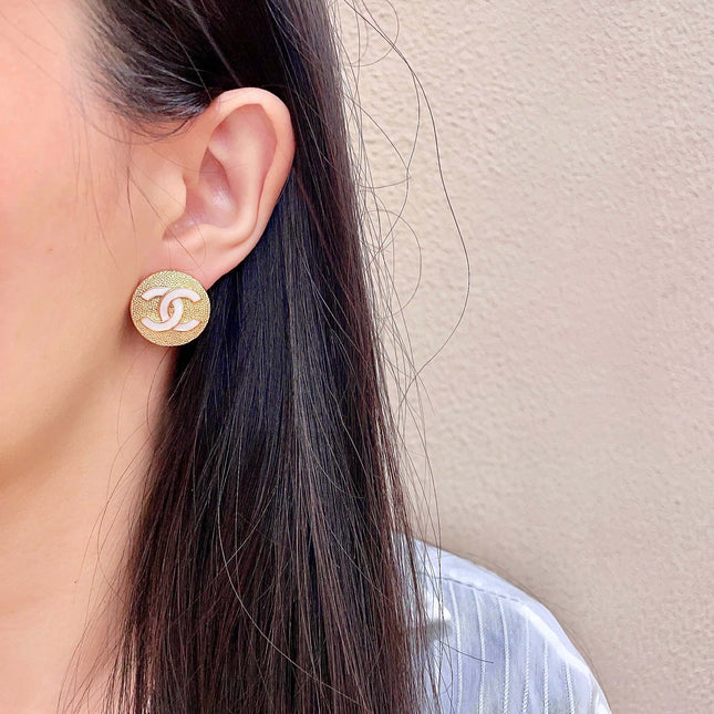 CHANEL 26S DOUBLE C LOGO WHITE ENAMEL TEXTURED ROUND STUD EARRINGS IN GOLD METAL 630072