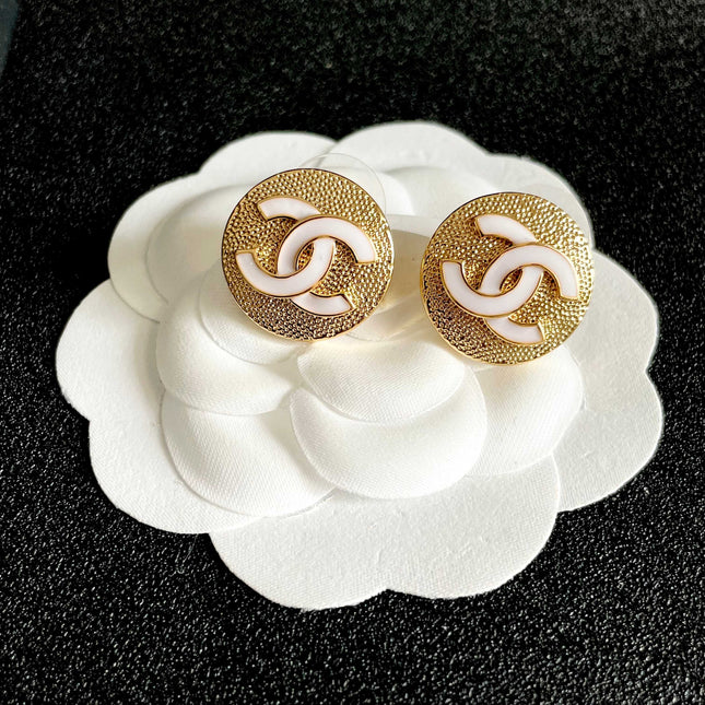 CHANEL 26S DOUBLE C LOGO WHITE ENAMEL TEXTURED ROUND STUD EARRINGS IN GOLD METAL 630072