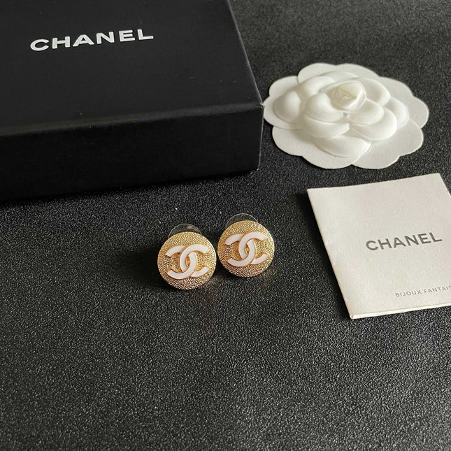 CHANEL 26S DOUBLE C LOGO WHITE ENAMEL TEXTURED ROUND STUD EARRINGS IN GOLD METAL 630072