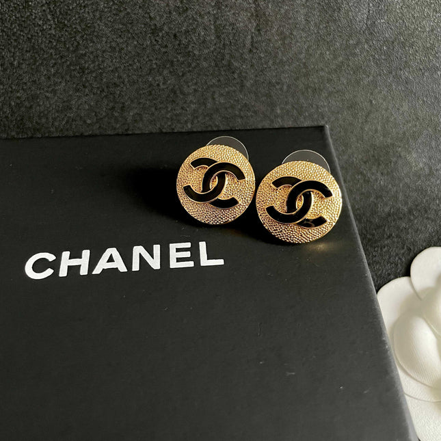CHANEL 26S DOUBLE C LOGO BLACK ENAMEL TEXTURED ROUND STUD EARRINGS IN GOLD METAL 630073