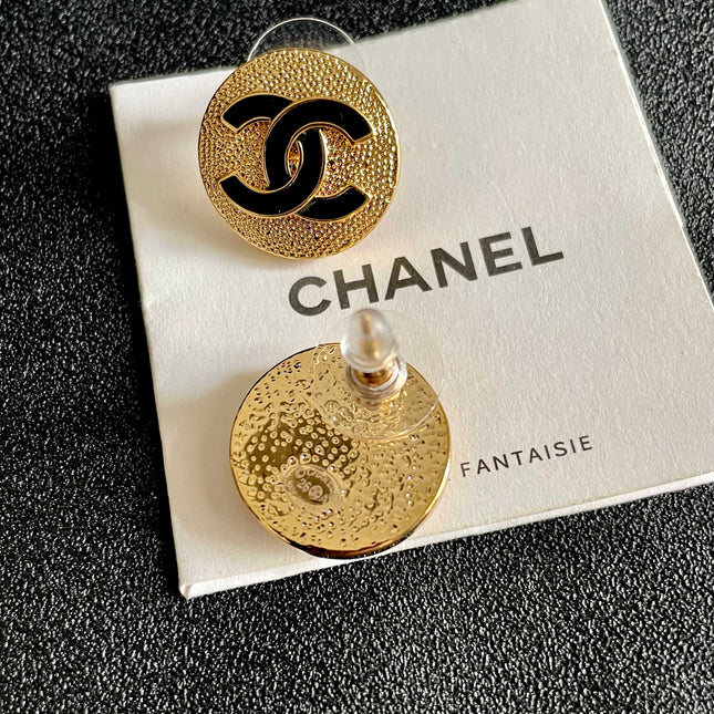 CHANEL 26S DOUBLE C LOGO BLACK ENAMEL TEXTURED ROUND STUD EARRINGS IN GOLD METAL 630073