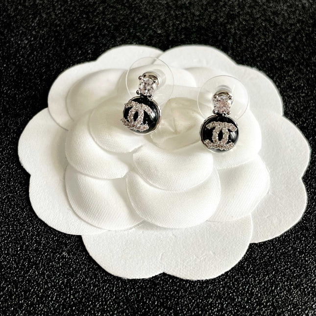 CHANEL 26S DOUBLE C LOGO BLACK ENAMEL CRYSTAL DROP STUD EARRINGS IN SILVER METAL 630075