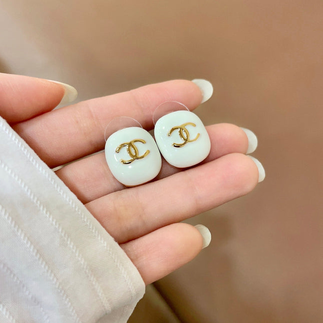 CHANEL 26S DOUBLE C LOGO WHITE ENAMEL OVAL STUD EARRINGS IN GOLD METAL 630078