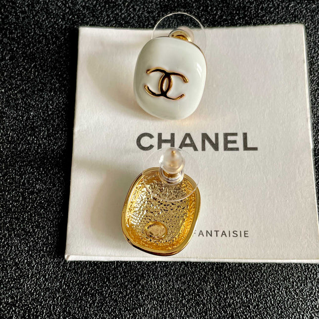 CHANEL 26S DOUBLE C LOGO WHITE ENAMEL OVAL STUD EARRINGS IN GOLD METAL 630078