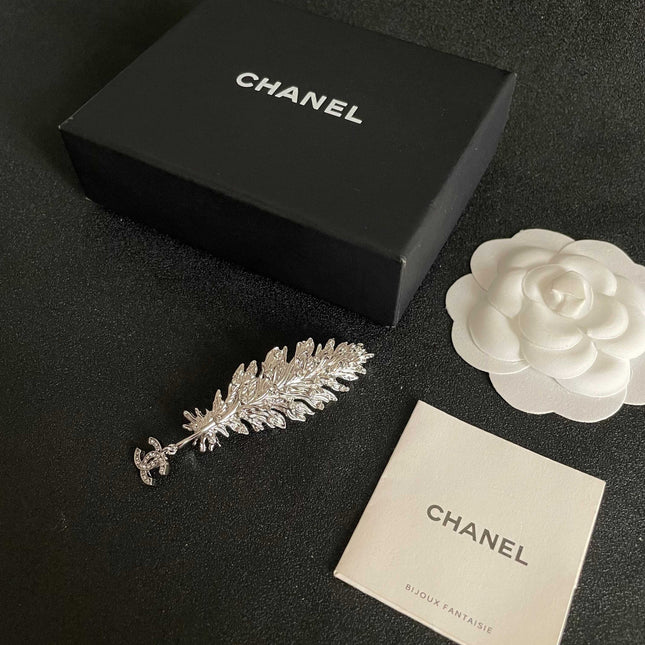 CHANEL 26S DOUBLE C LOGO CRYSTAL EMBELLISHED LEAF BROOCH IN SILVER METAL 630081