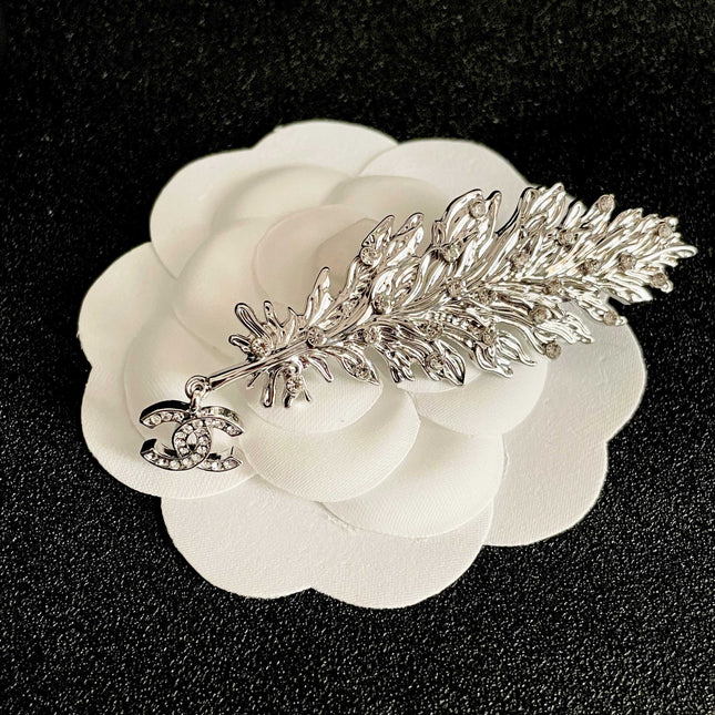 CHANEL 26S DOUBLE C LOGO CRYSTAL EMBELLISHED LEAF BROOCH IN SILVER METAL 630081