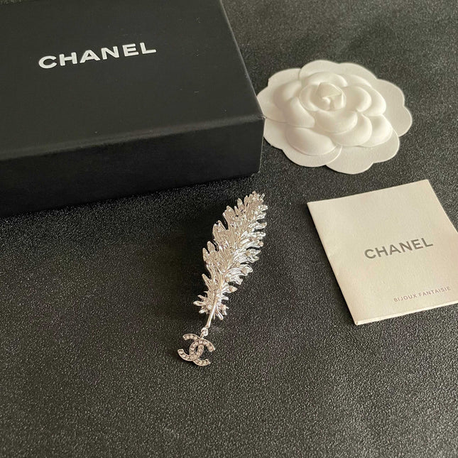 CHANEL 26S DOUBLE C LOGO CRYSTAL EMBELLISHED LEAF BROOCH IN SILVER METAL 630081
