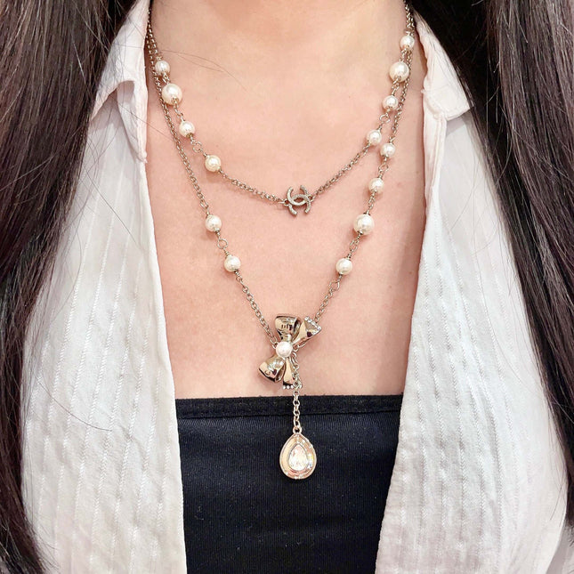 CHANEL 26S DOUBLE C LOGO PEARL LAYERED CHAIN BOW & CRYSTAL DROP NECKLACE IN GOLD METAL 629883
