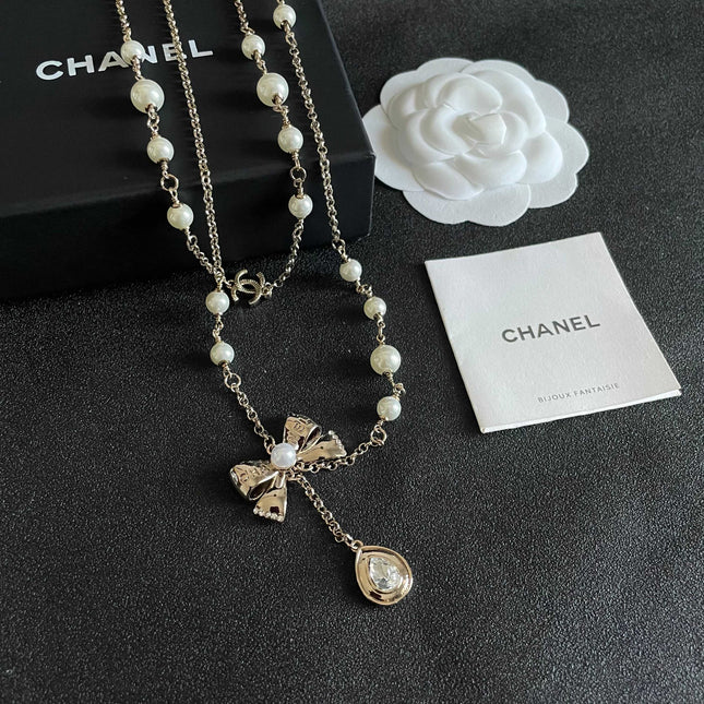 CHANEL 26S DOUBLE C LOGO PEARL LAYERED CHAIN BOW & CRYSTAL DROP NECKLACE IN GOLD METAL 629883