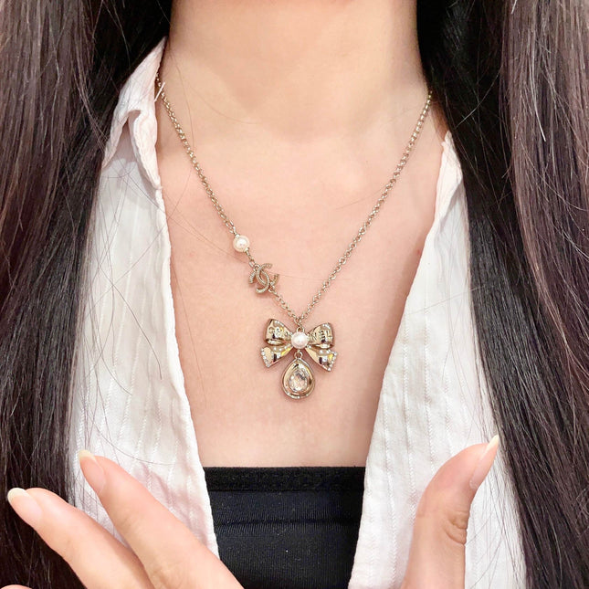 CHANEL 26S DOUBLE C LOGO PEARL BOW & CRYSTAL DROP NECKLACE IN GOLD METAL 629884