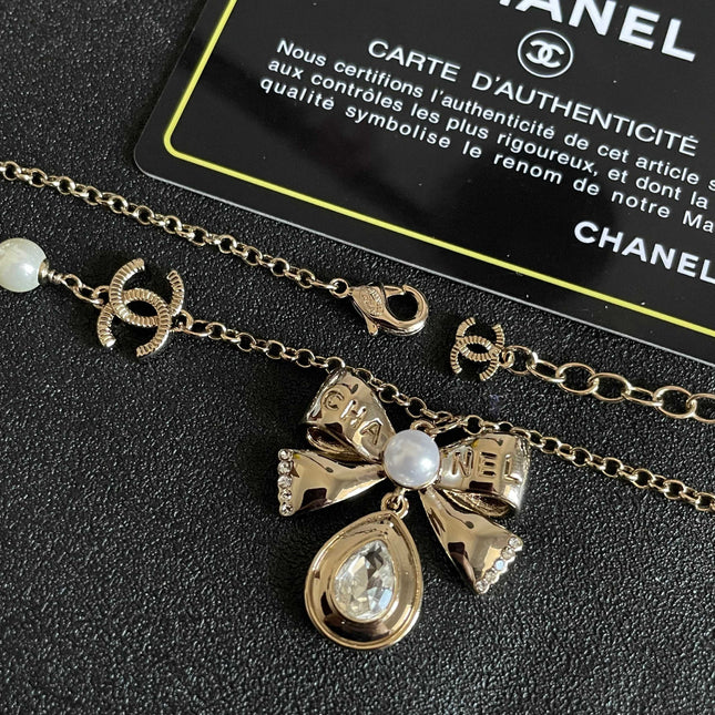 CHANEL 26S DOUBLE C LOGO PEARL BOW & CRYSTAL DROP NECKLACE IN GOLD METAL 629884