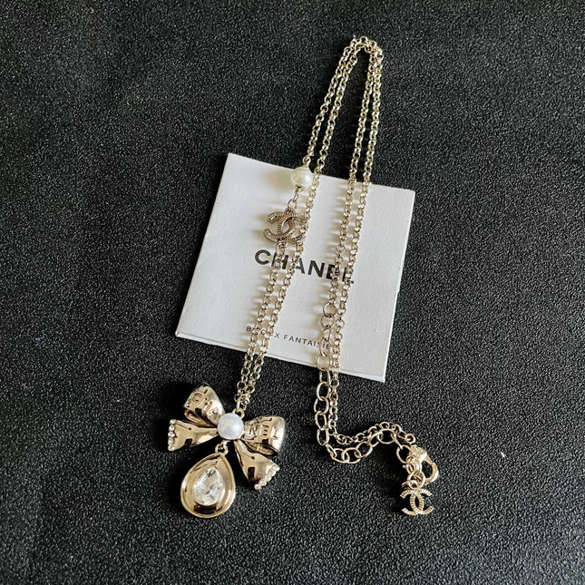 CHANEL 26S DOUBLE C LOGO PEARL BOW & CRYSTAL DROP NECKLACE IN GOLD METAL 629884