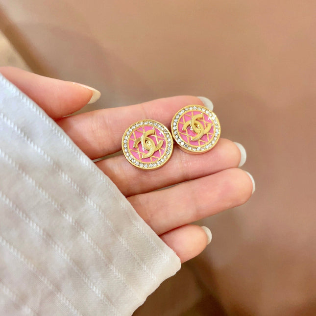 CHANEL 26S DOUBLE C LOGO PINK ENAMEL QUILTED ROUND STUD EARRINGS WITH CRYSTAL TRIM IN GOLD METAL 629894