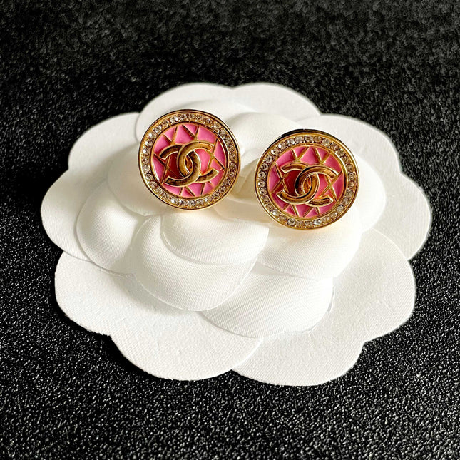 CHANEL 26S DOUBLE C LOGO PINK ENAMEL QUILTED ROUND STUD EARRINGS WITH CRYSTAL TRIM IN GOLD METAL 629894