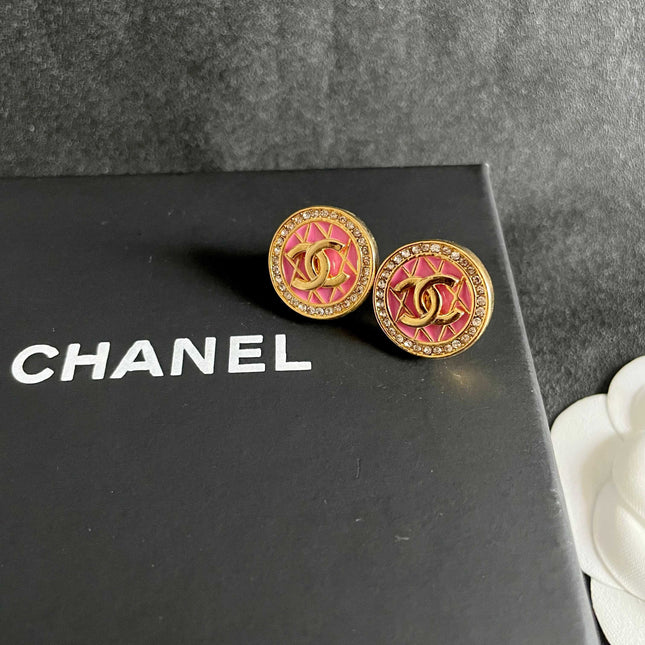 CHANEL 26S DOUBLE C LOGO PINK ENAMEL QUILTED ROUND STUD EARRINGS WITH CRYSTAL TRIM IN GOLD METAL 629894