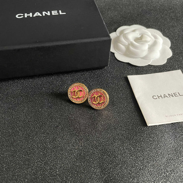 CHANEL 26S DOUBLE C LOGO PINK ENAMEL QUILTED ROUND STUD EARRINGS WITH CRYSTAL TRIM IN GOLD METAL 629894