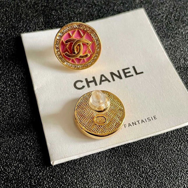CHANEL 26S DOUBLE C LOGO PINK ENAMEL QUILTED ROUND STUD EARRINGS WITH CRYSTAL TRIM IN GOLD METAL 629894