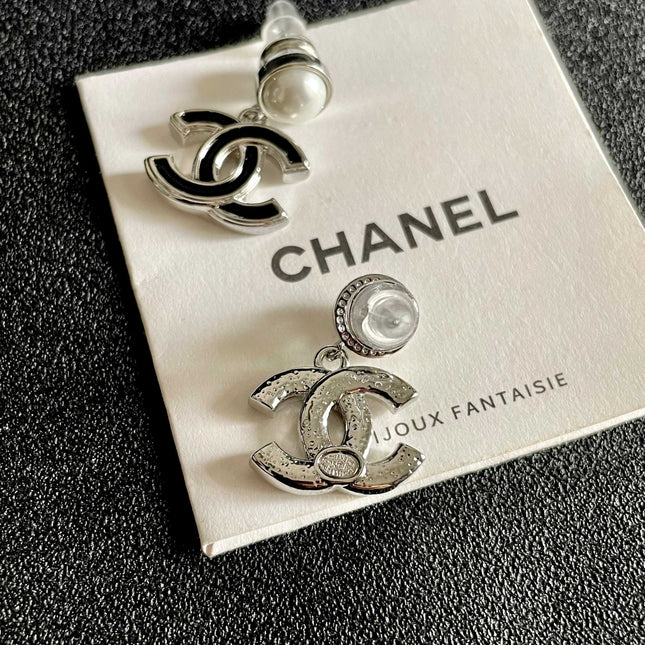 CHANEL 26S DOUBLE C LOGO BLACK ENAMEL & PEARL DROP EARRINGS IN SILVER METAL 629895