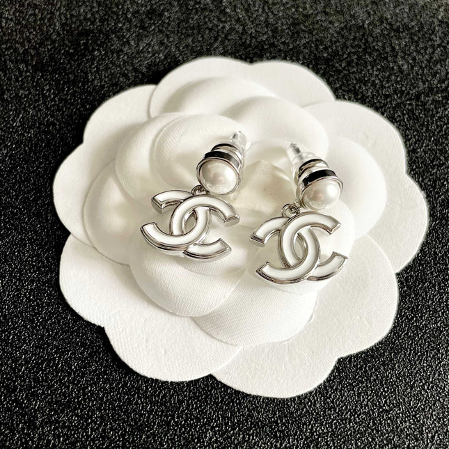 CHANEL 26S DOUBLE C LOGO WHITE ENAMEL & PEARL DROP EARRINGS IN SILVER METAL 629896