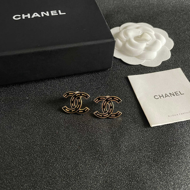 CHANEL 26S DOUBLE C LOGO BLACK ENAMEL STUD EARRINGS IN GOLD METAL 629902