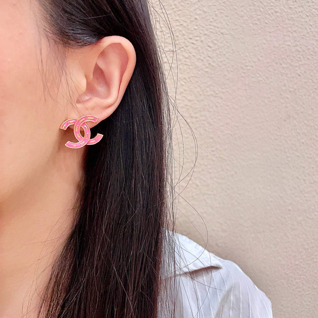CHANEL 26S CHANEL DOUBLE C LOGO PINK ENAMEL STUD EARRINGS IN GOLD METAL 629905
