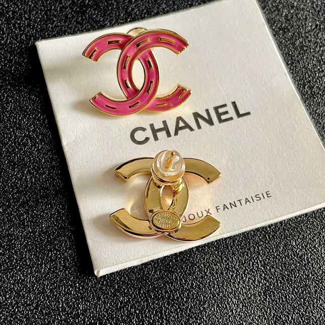 CHANEL 26S CHANEL DOUBLE C LOGO PINK ENAMEL STUD EARRINGS IN GOLD METAL 629905