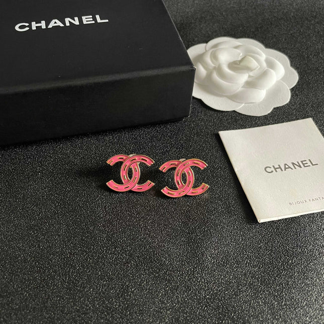 CHANEL 26S CHANEL DOUBLE C LOGO PINK ENAMEL STUD EARRINGS IN GOLD METAL 629905