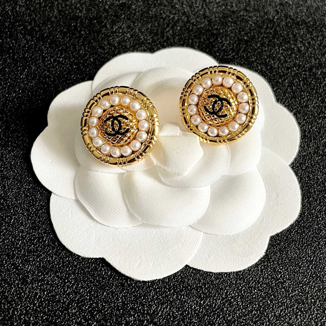 CHANEL 26S DOUBLE C LOGO PEARL ROUND STUD EARRINGS IN GOLD METAL 629906