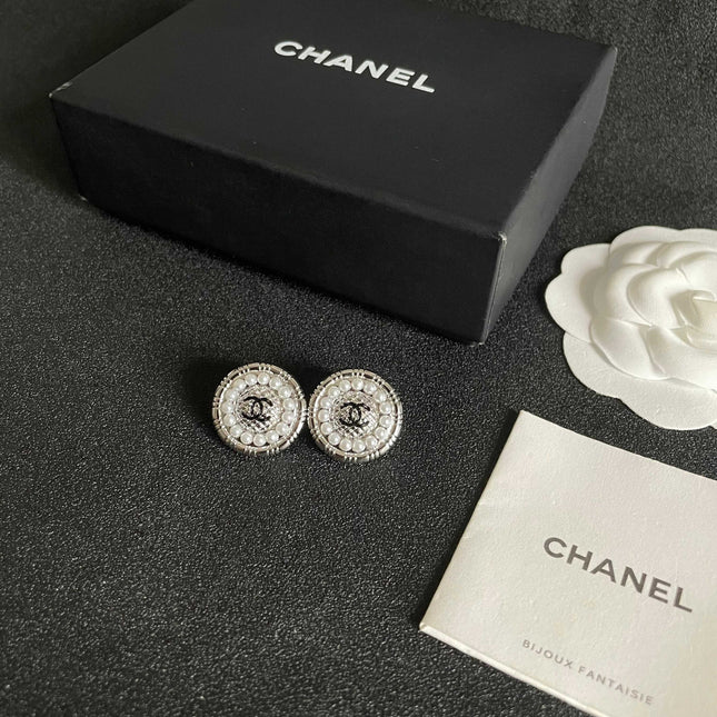 CHANEL 26S DOUBLE C LOGO PEARL ROUND STUD EARRINGS IN SILVER METAL 629907